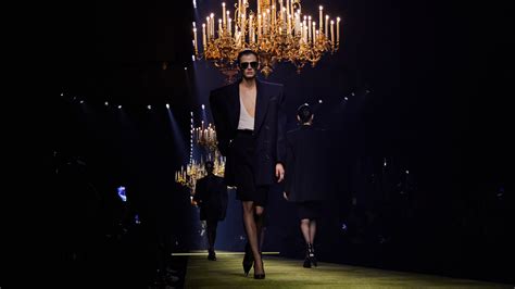 Un chandelier illuminait le défilé Saint Laurent par Anthony 